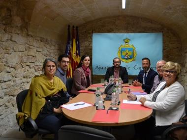 El consistori es reuneix amb el gerent de l’Agència de defensa del territori  de Mallorca