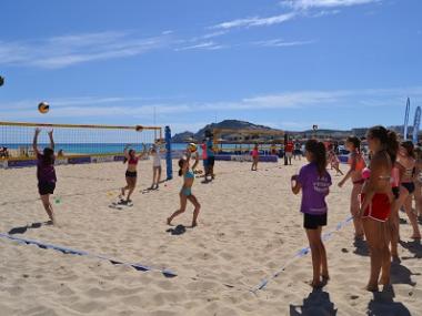 Els campions d’Espanya de volei platja Paula Soria i Christian García participen al primer clínic de beach volley de Capdepera