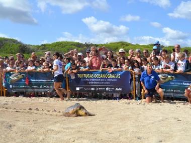 El Centre de Recuperació de Fauna Marina de Palma Aquarium amolla la tortuga Cannoli a cala Agulla