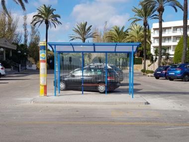Dues marquesines noves a les parades de bus de Son Moll i carrer Castellet 