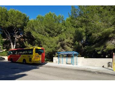Dues marquesines noves a les parades de bus de Son Moll i carrer Castellet 