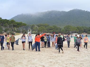 Els alumnes de 1r d’ESO de l’IES Capdepera aprenen sobre la gestió i bones pràctiques de les platges