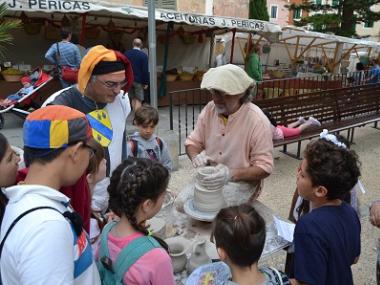 Capdepera dóna inici a la fira medieval més esperada amb el pa amb oli dels escolars