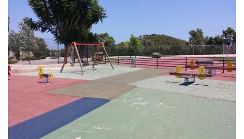 El departament de Medi Ambient arregla el terra del parc infantil del poliesportiu