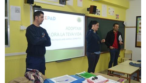 Els nins i nines del col•legi S’Auba aprenen com cuidar dels animals domèstics amb una xerrada del CEPAD