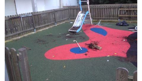 Un acte vandàlic embruta el parc infantil de Canyamel