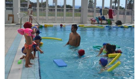 Els nins i nines de les escoletes municipals es fiquen a la piscina