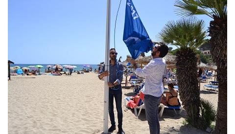 Les platges de Capdepera llueixen les banderes blaves