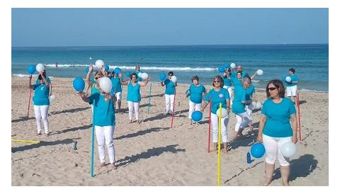 El taller de gimnàstica de gent gran posa punt i final amb una jornada esportiva a la platja de Cala Millor